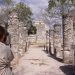 Blick durch "1000 Säulen" auf den Tempel der gefiederten Schlange