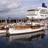 Waterfront: Die Norwegian Star im Hintergrund