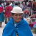 Alausi Indio Markt: Indigena mit Canari-Hut