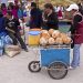 Alausi Indio Markt: Kokosnuss-Verkäufer