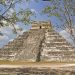 Auf einer quadratischen Basis von 55m Seitenlänge ragt die Pyramide des Schlangengottes (Templo del Kukulcan) 30m in die Höhe. Sie besitzt auf jeder Seite 91 Stufen. Mit der obersten Plattform ergeben sich also 365 Stufen - entsprechend den Tagen des Sonnenjahres.