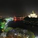 Kuching bei Nacht: Blick über den Sarawak River zum State Assembly Building