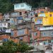 Drei Querstraßen weiter fangen die ersten Favelas an